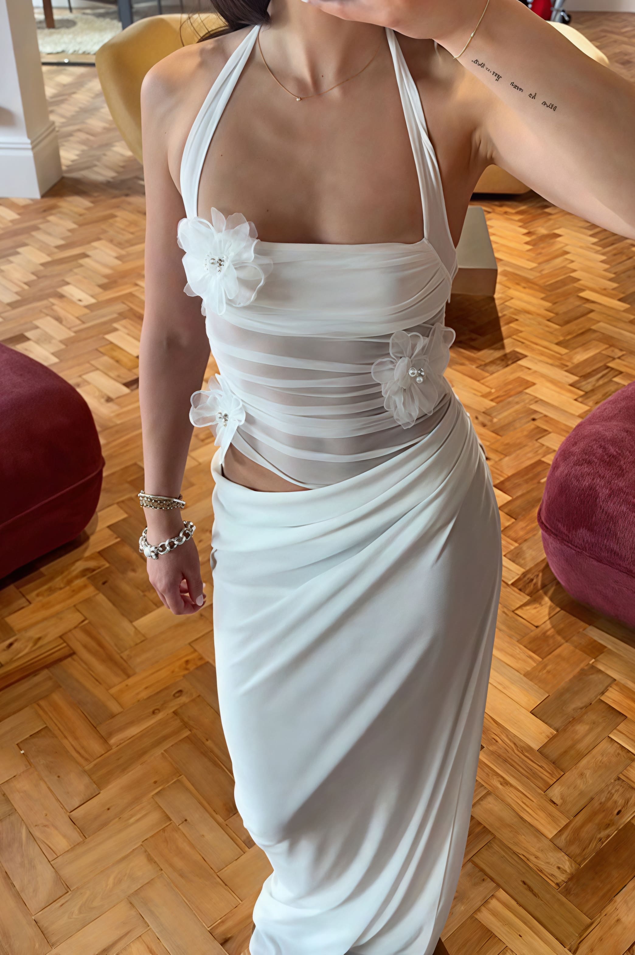 Abito lungo a vita sottile con spalline allacciate al collo e motivo floreale tridimensionale a toppe