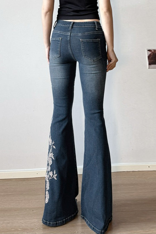 Jeans Vintage Bootcut com Bordado de Rosa em Degradê