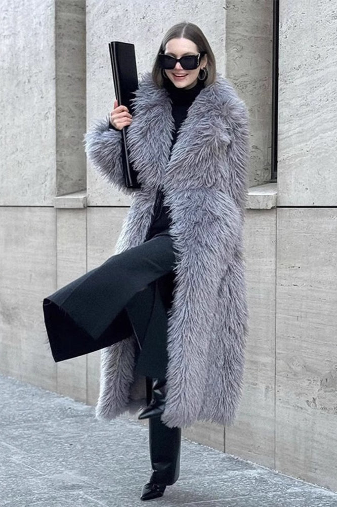 Weißer langer Öko-Kunstpelz-Übermantel über dem Knie