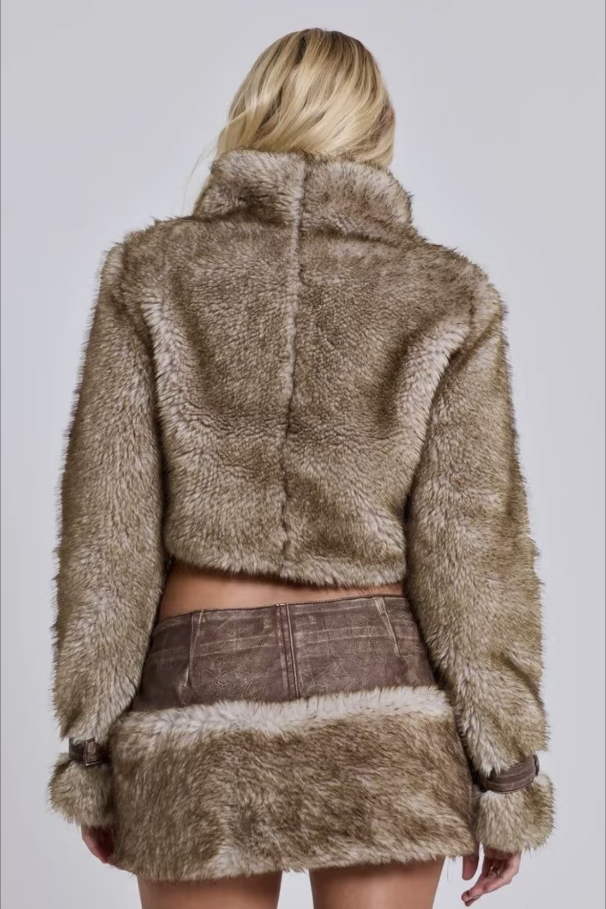 Abrigo vintage corto de parches con cuello alto y de pie