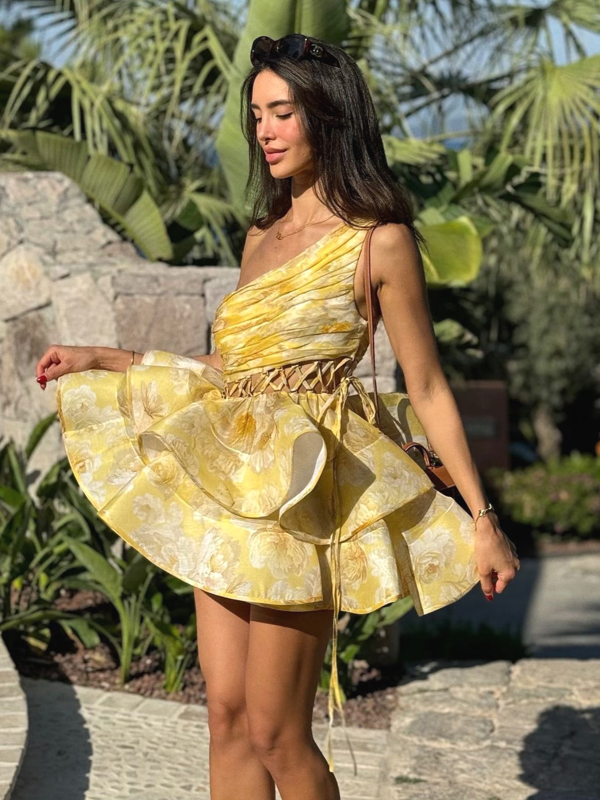 Ein-Schulter-Kleid mit Cut-out und Rüschensaum in Blumenmuster