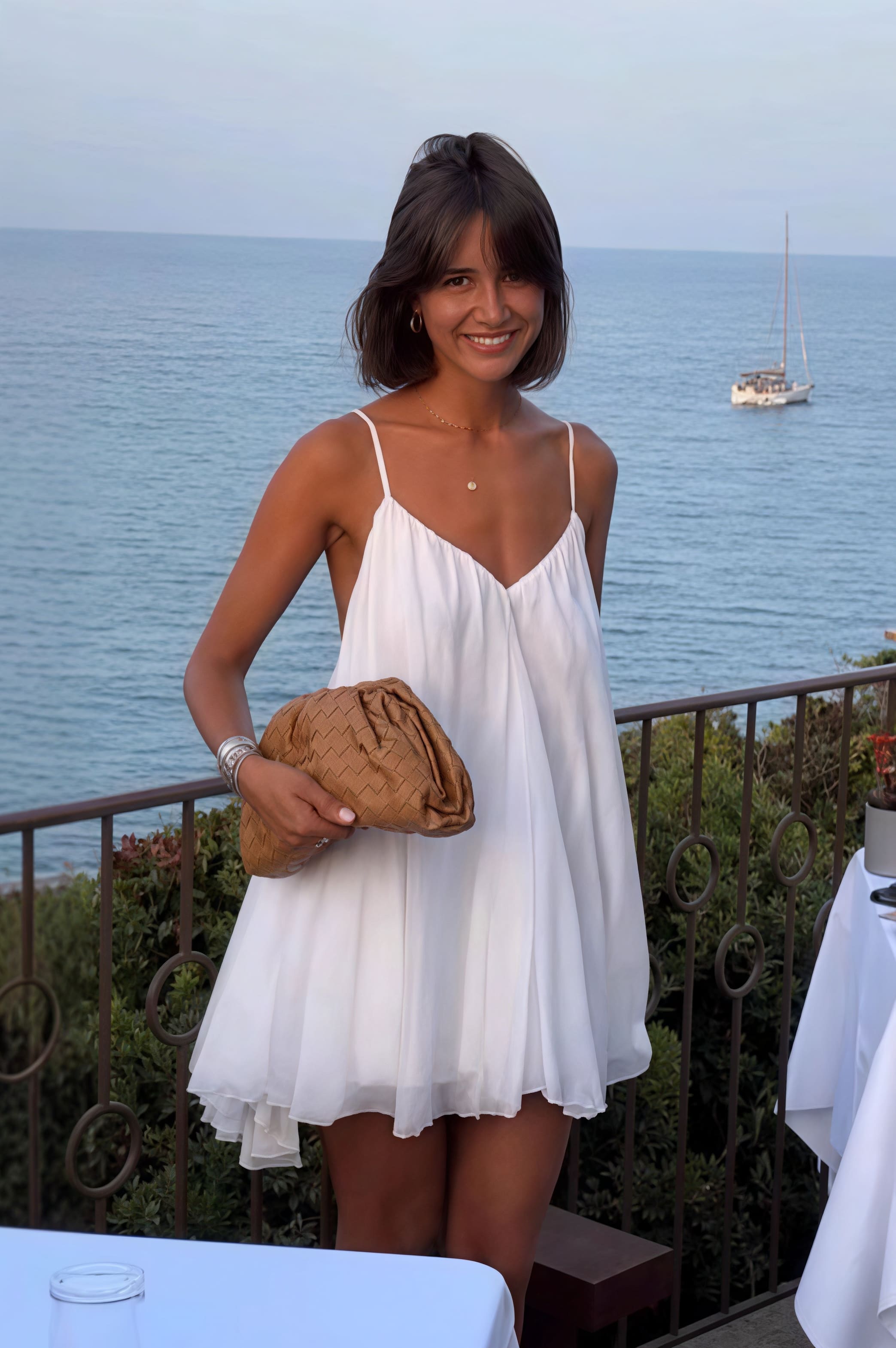 Solides, plissiertes, fließendes Mini-Trägerkleid