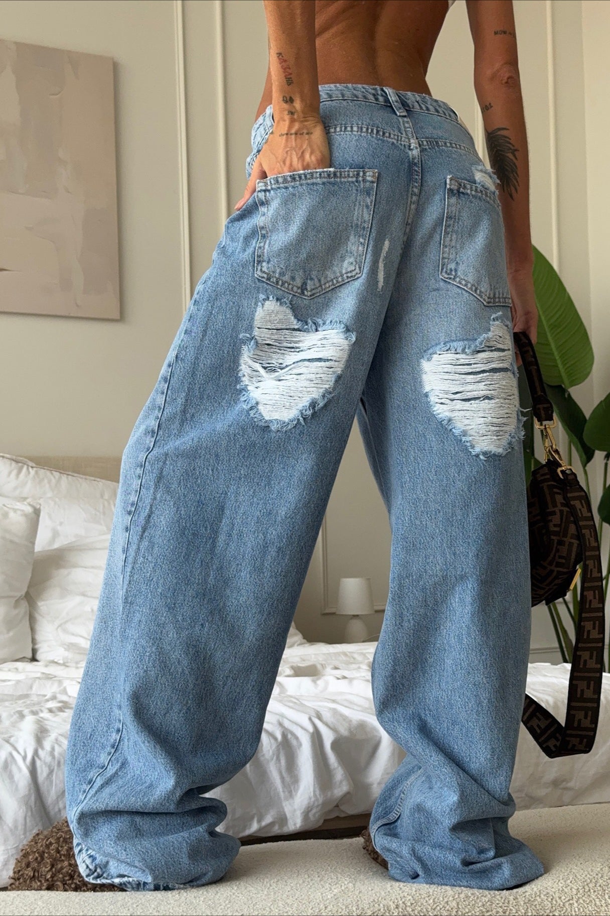 Jeans a gamba larga strappati con cuore d'epoca