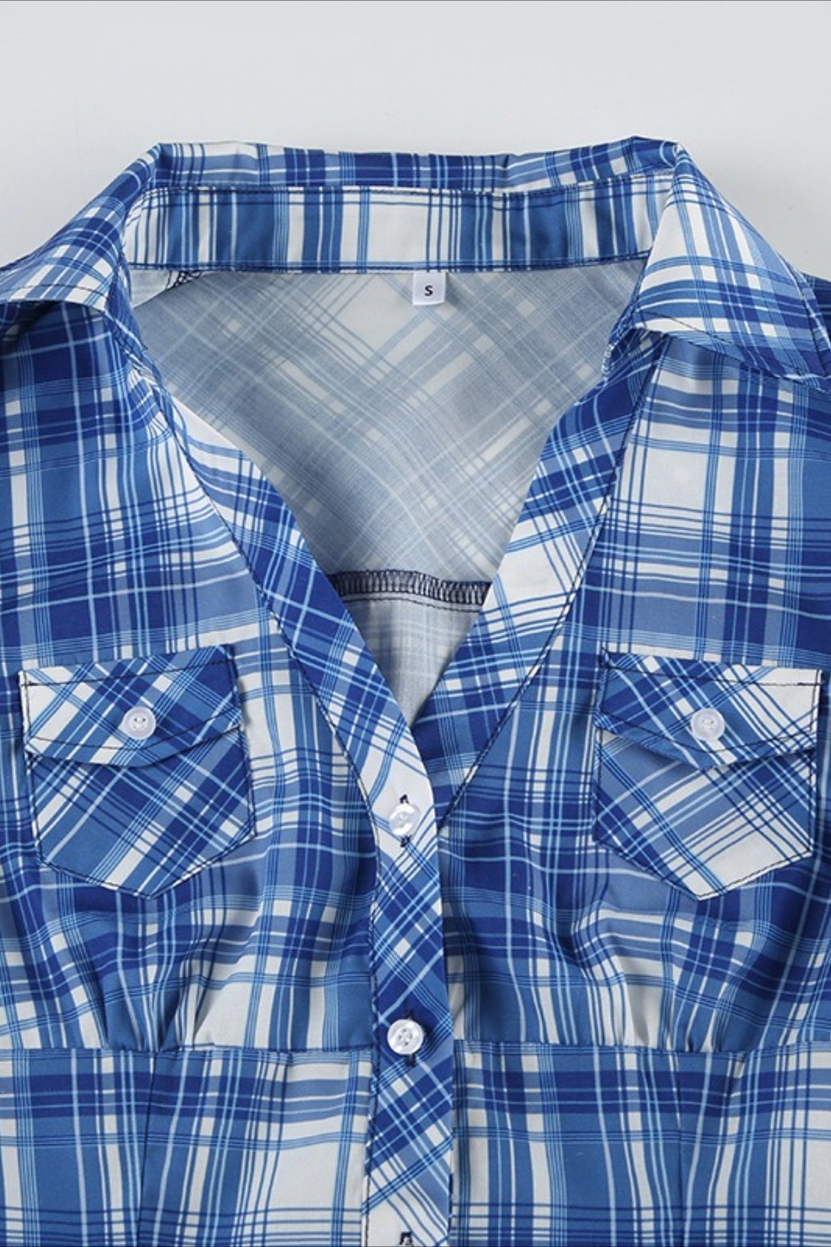 Camicia scozzese a quadri con scollo a V e maniche a sbuffo arricciate