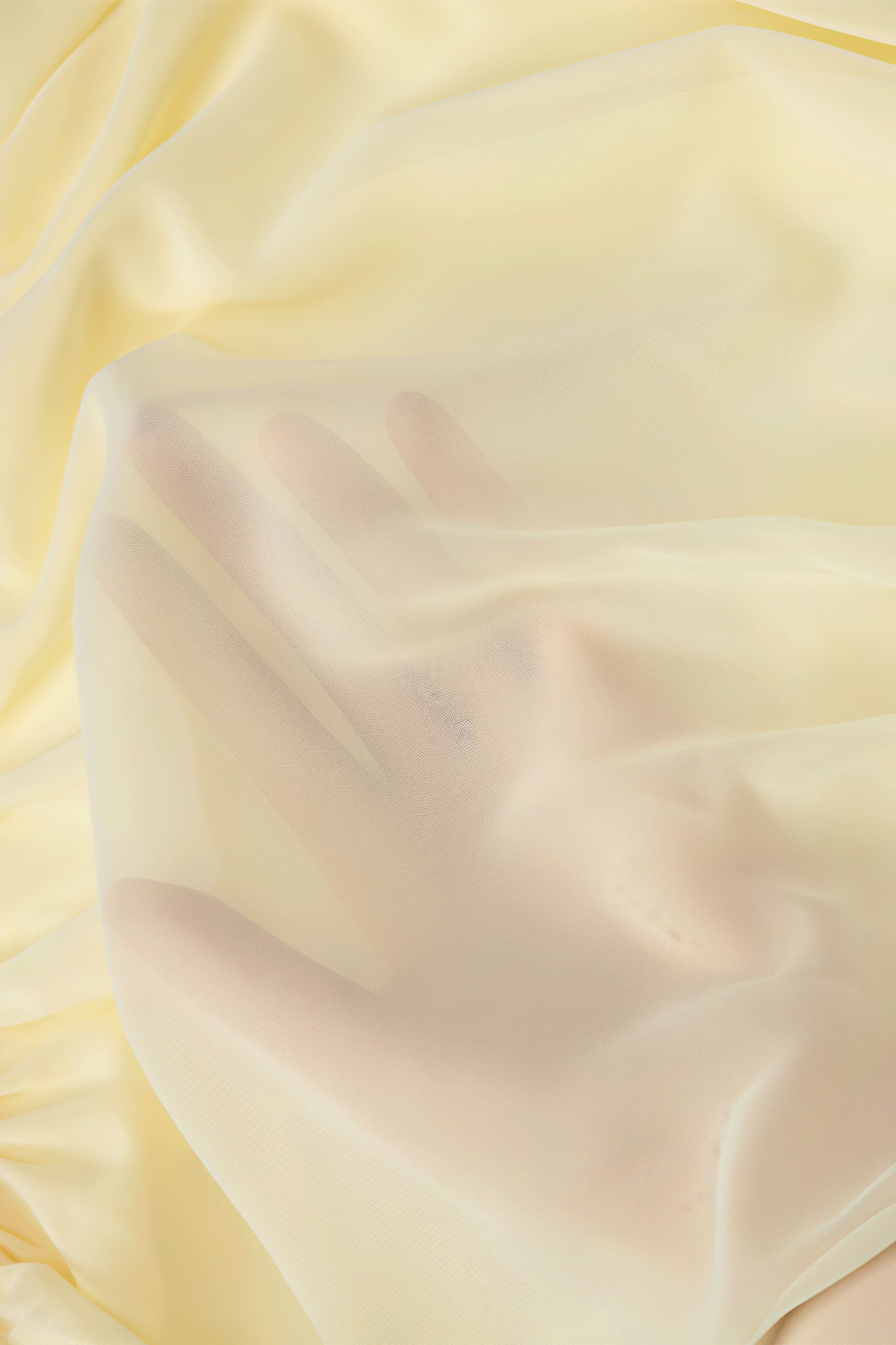 Vestido corto ajustado de malla transparente con hombros descubiertos y tirantes finos