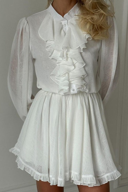 Elegantní minišaty s dlouhým rukávem, stojáčkovým límcem a volánky