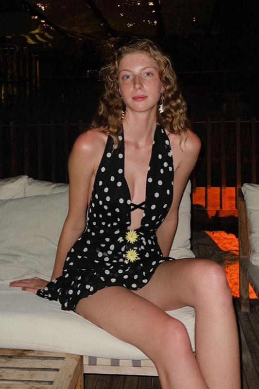 Sexy gepunktetes Mini-Kleid mit V-Ausschnitt