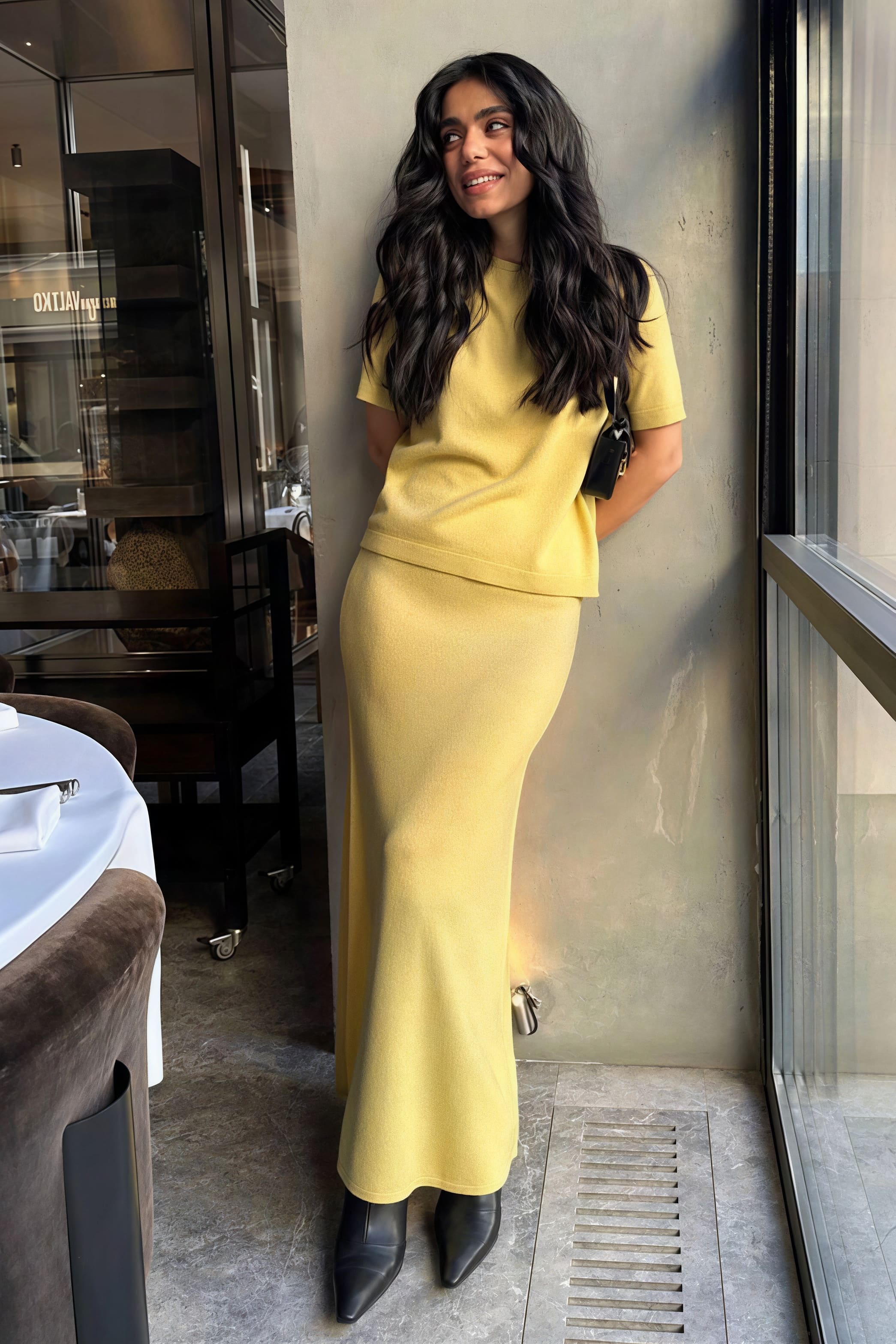 Minimalistisches Strick-Set mit kurzem Oberteil und Rock