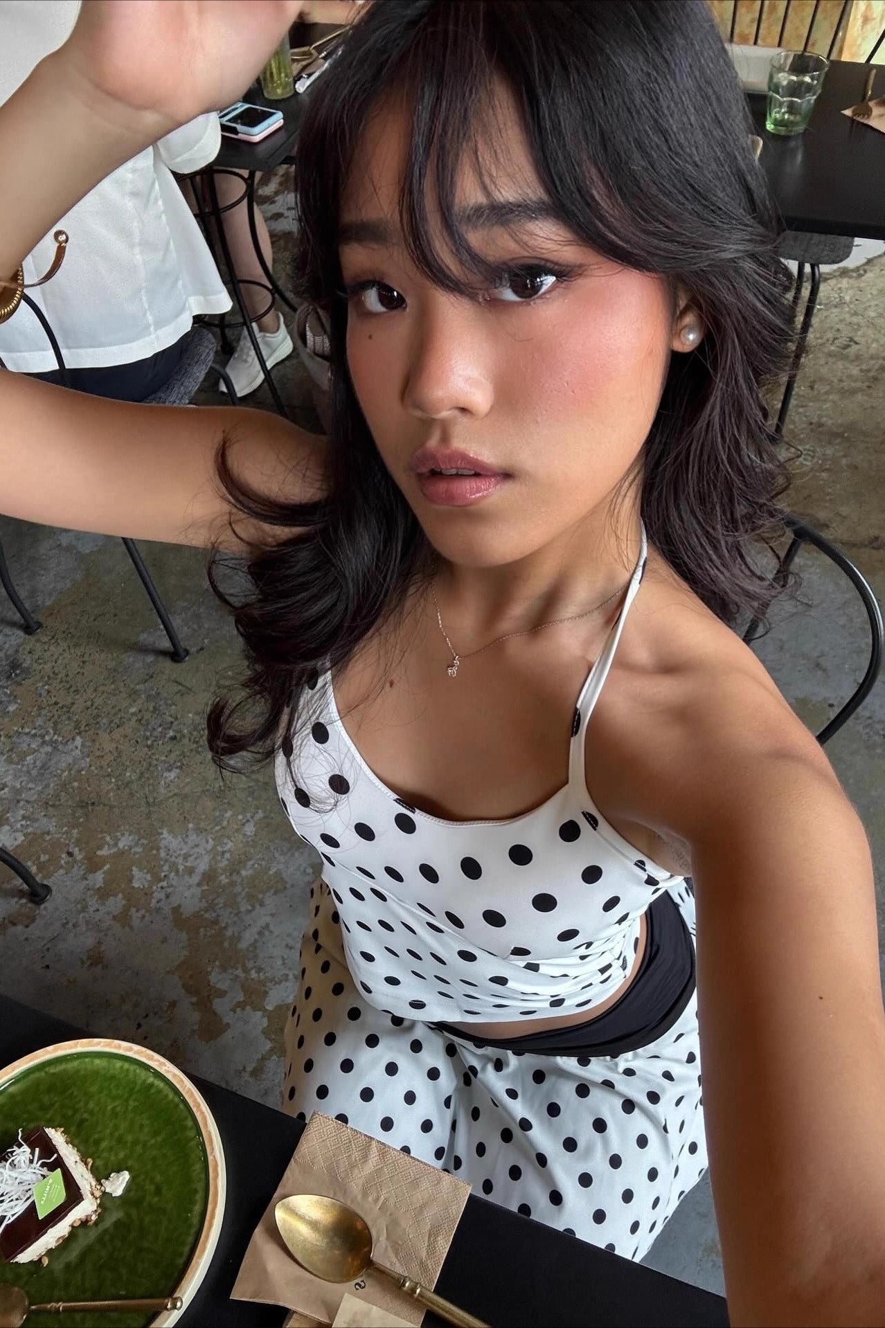 Completo due pezzi con gonna corta a pois e top a fascia con laccetti al collo