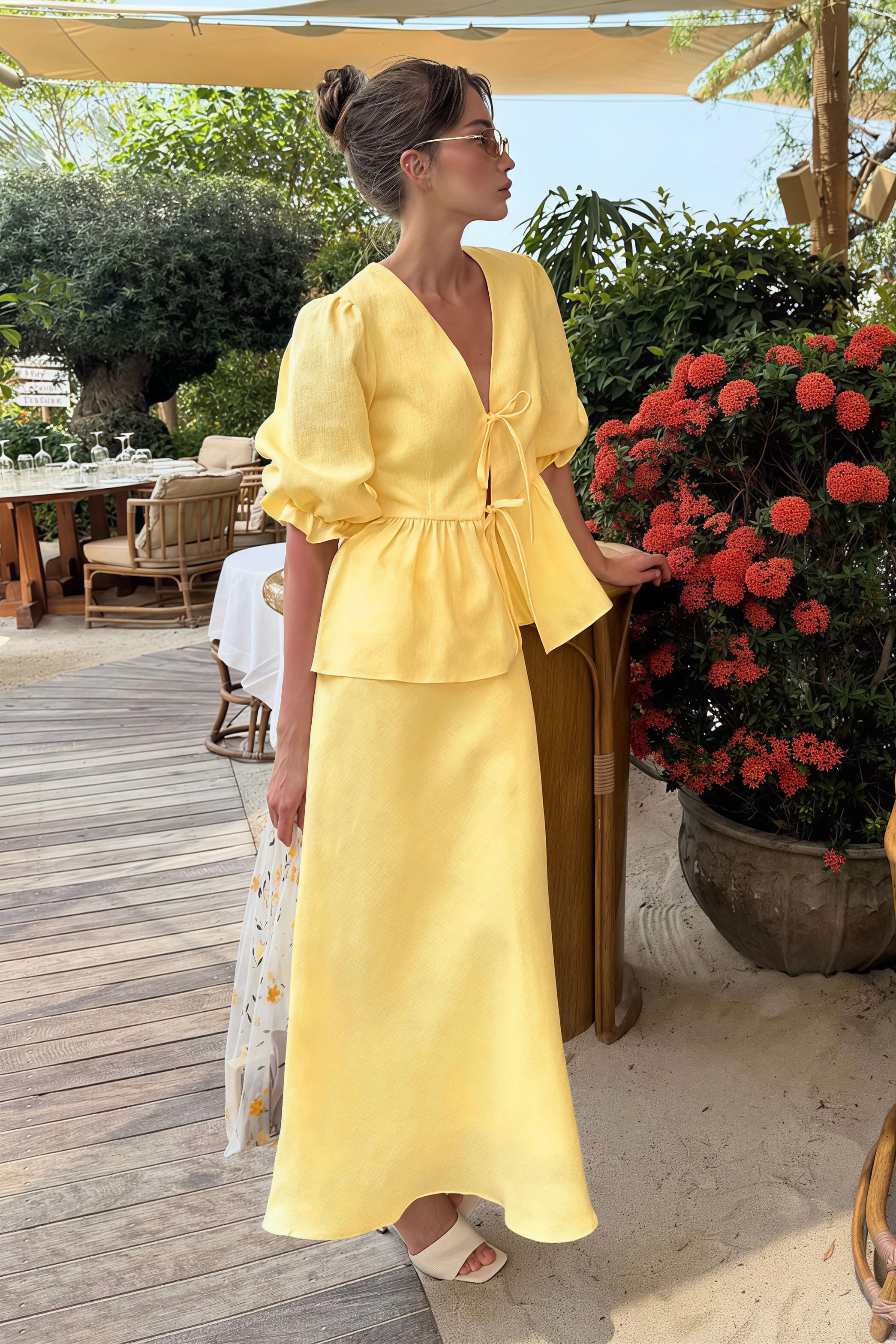 Solides Freizeit-Set mit V-Ausschnitt, Rüschen und kurzem Rock