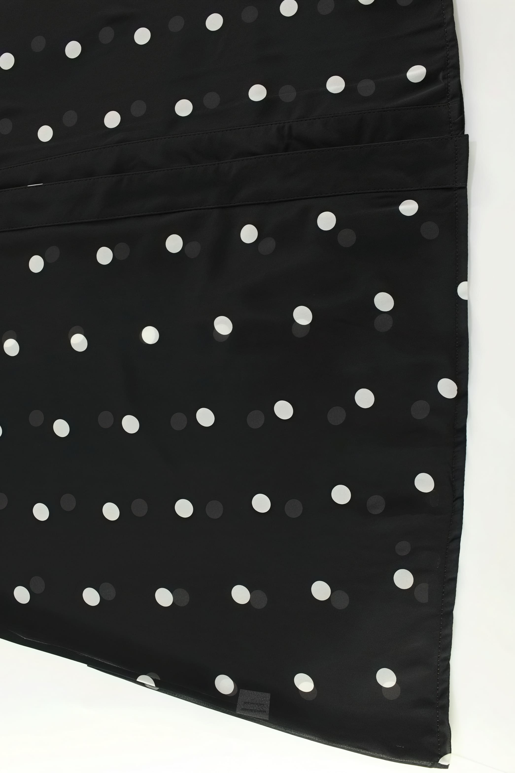 Vestido midi de lunares con escote en V, cintura ajustada, manga larga y abertura alta