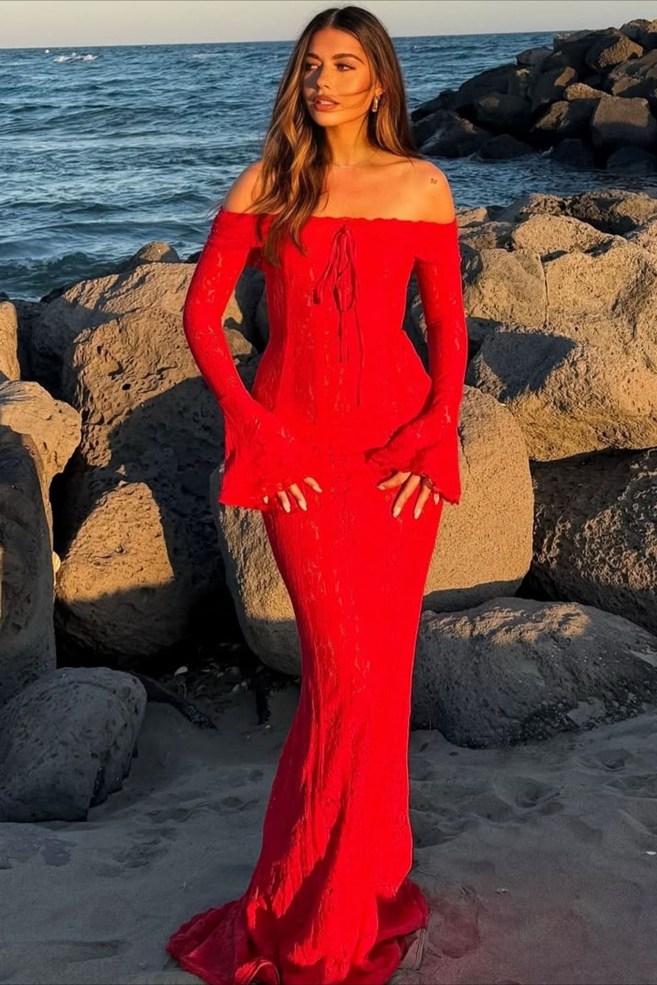 Schulterfreies Spitzenkleid mit ausgestellten Ärmeln, tailliertem Schnitt und elegantem Schleppe, Maxikleid