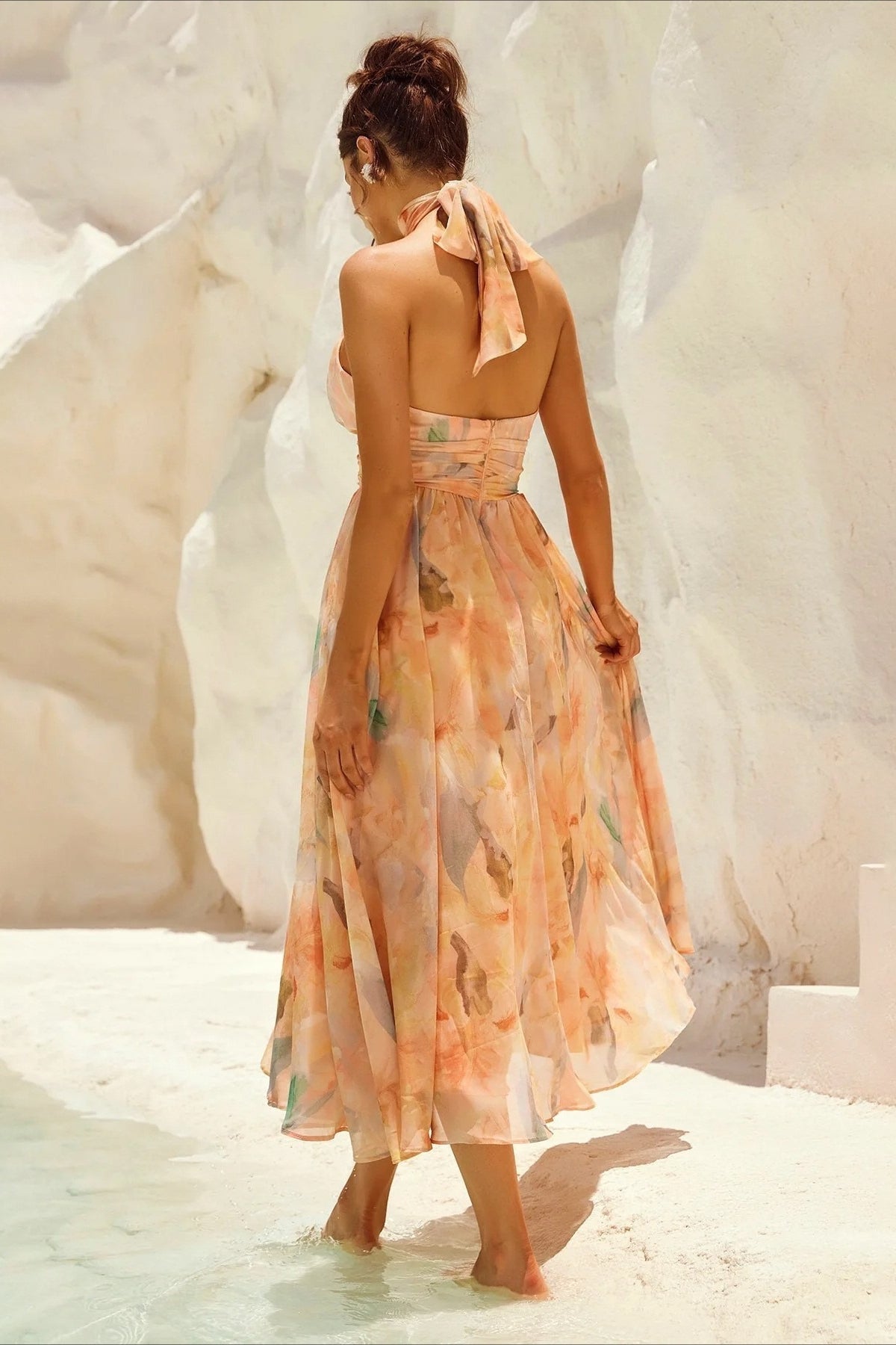 Ärmelloses Midikleid mit Blumenmuster, Neckholder und rückenfreiem Schnitt