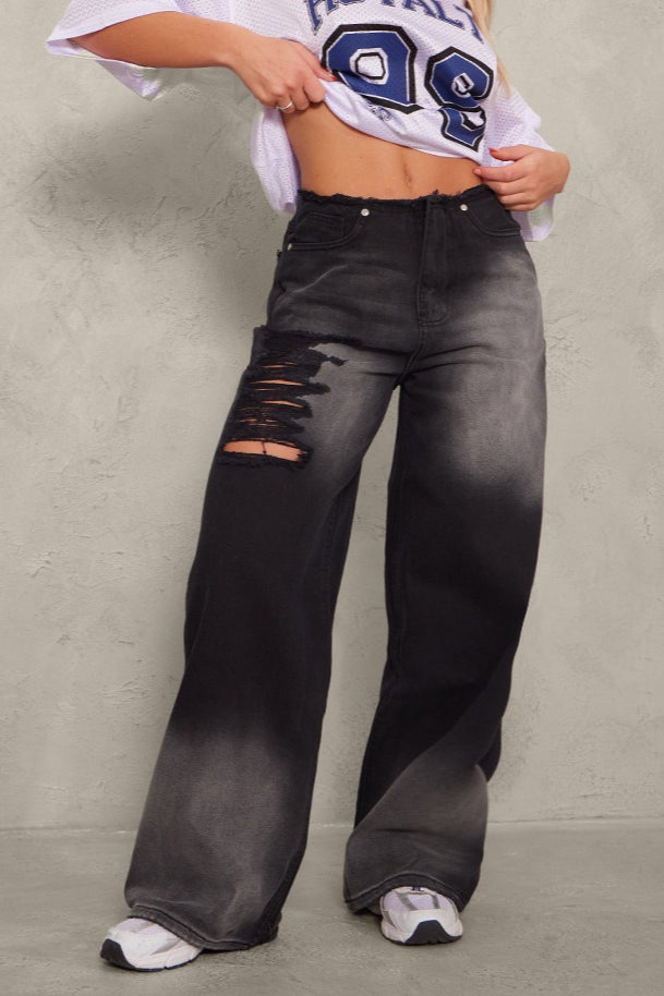 Jean déchiré à éclaboussures d'encre et blocs de couleur usés