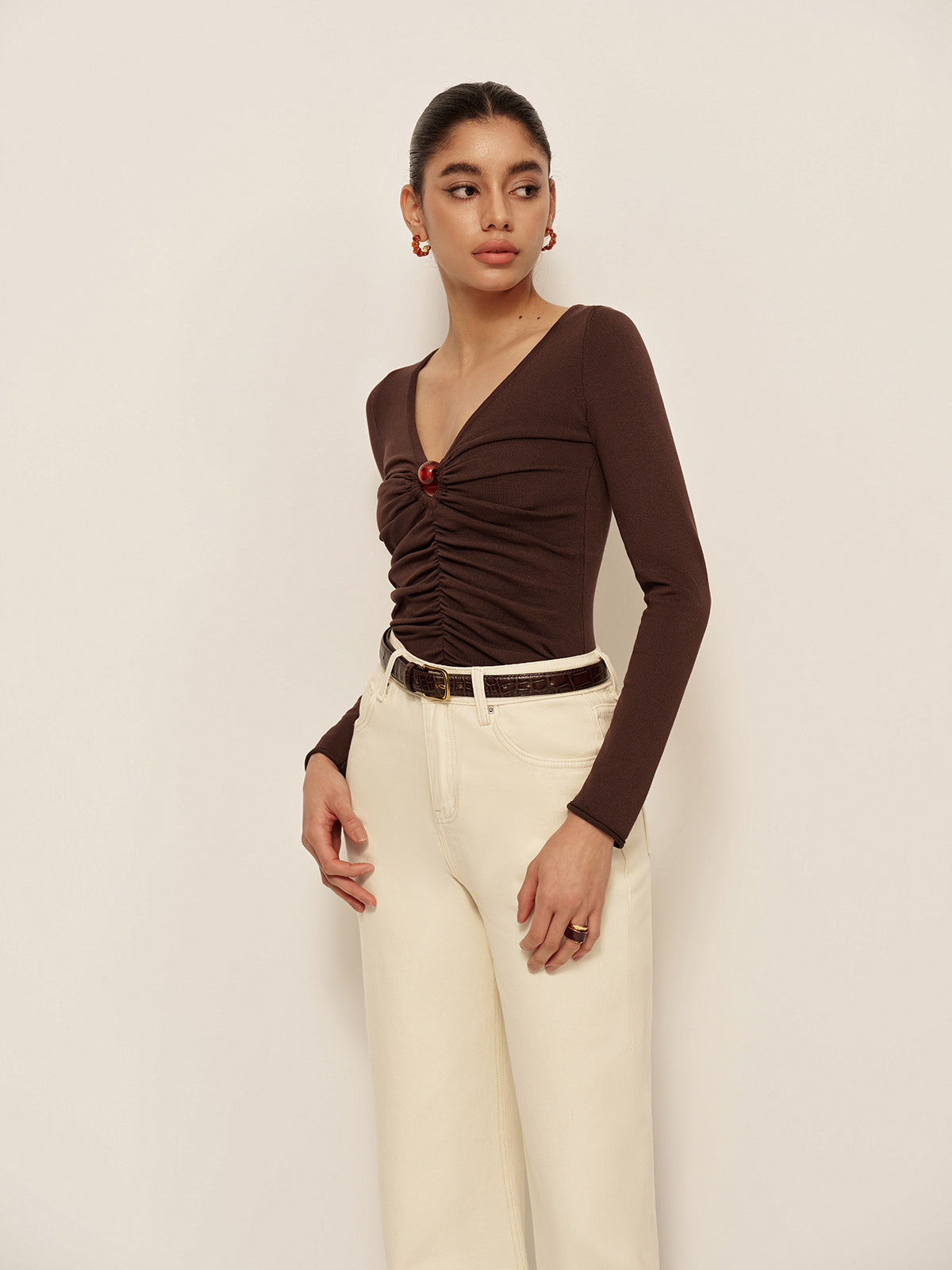 Maglia aderente a coste con scollo a V e ritaglio plissettato