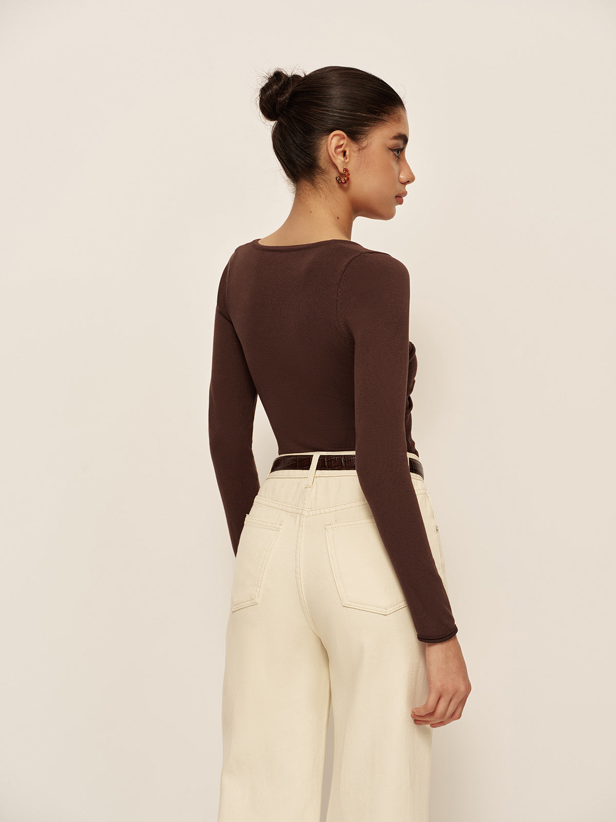 Maglia aderente a coste con scollo a V e ritaglio plissettato