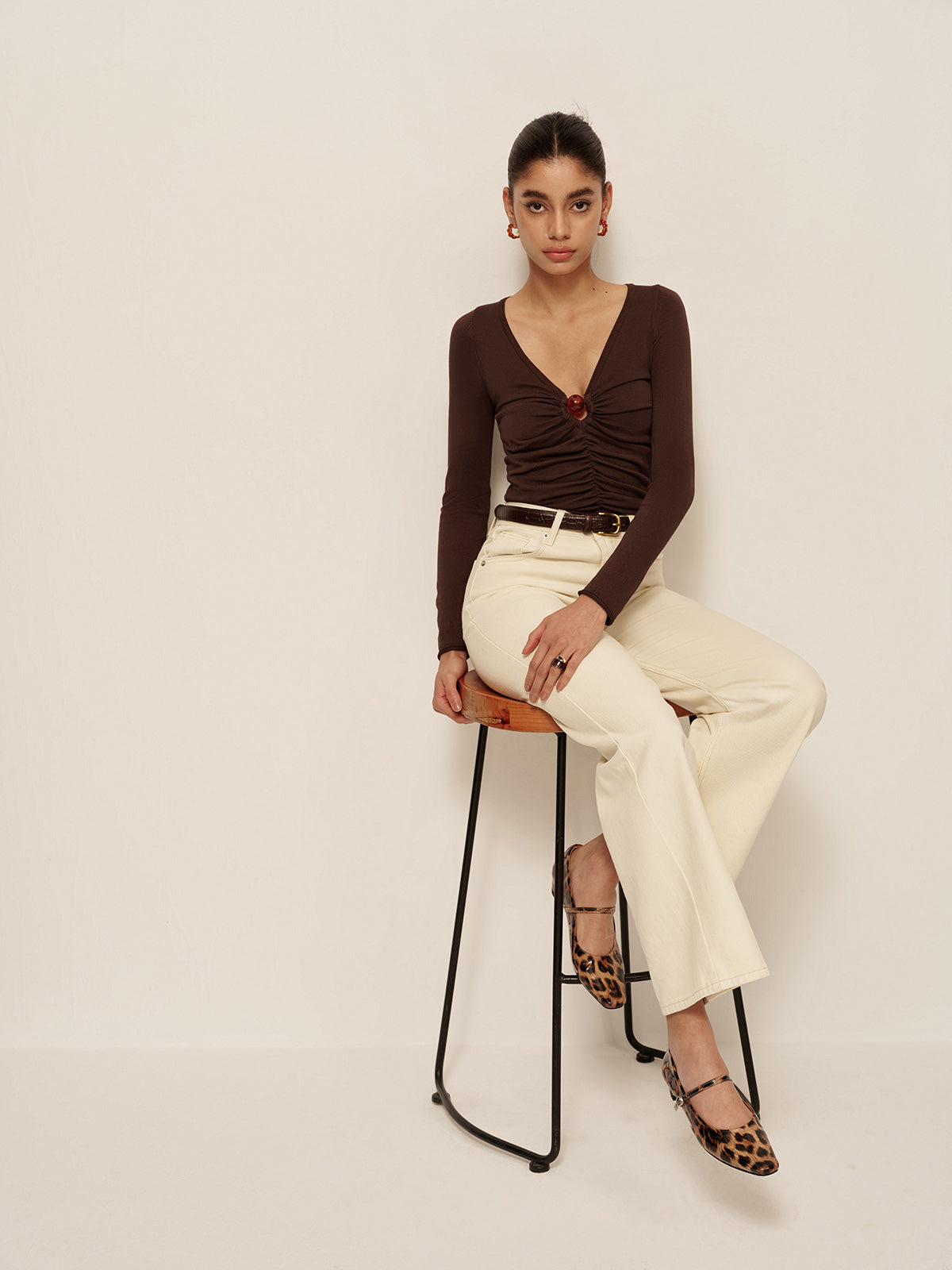 Haut ajusté en maille plissée à encolure en V avec découpe