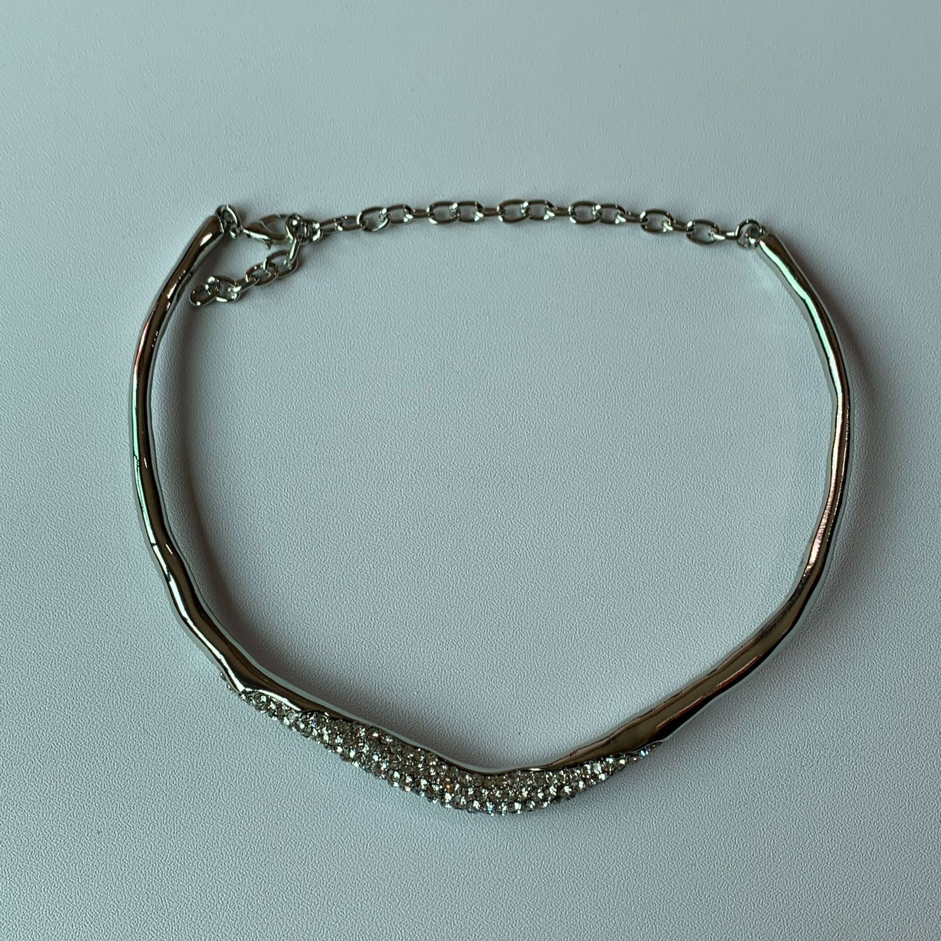 Collana irregolare in metallo minimale con pietre di lava scintillanti