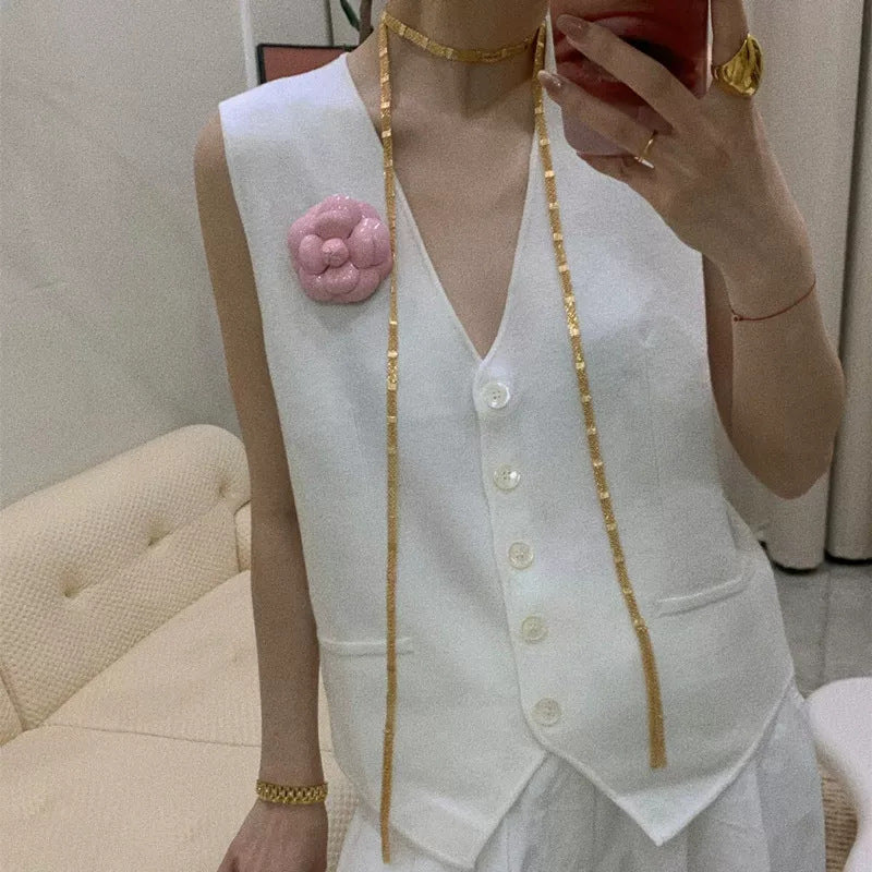 Collana lunga a strati con nappina quadrata dorata