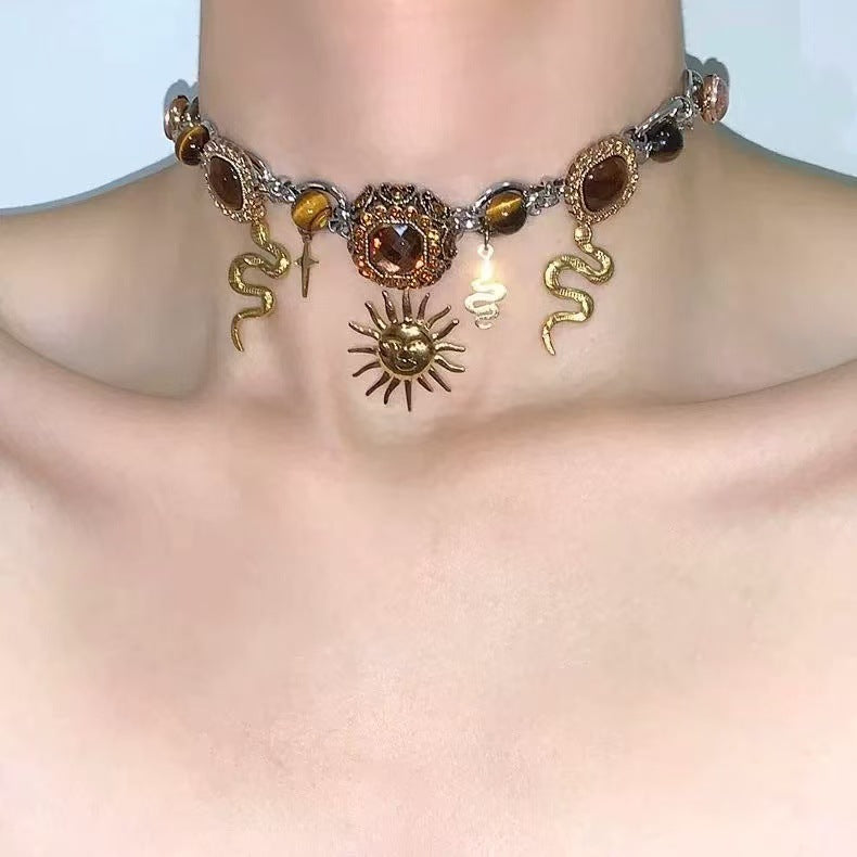 Collana a doppio strato con girasole, croce e serpente