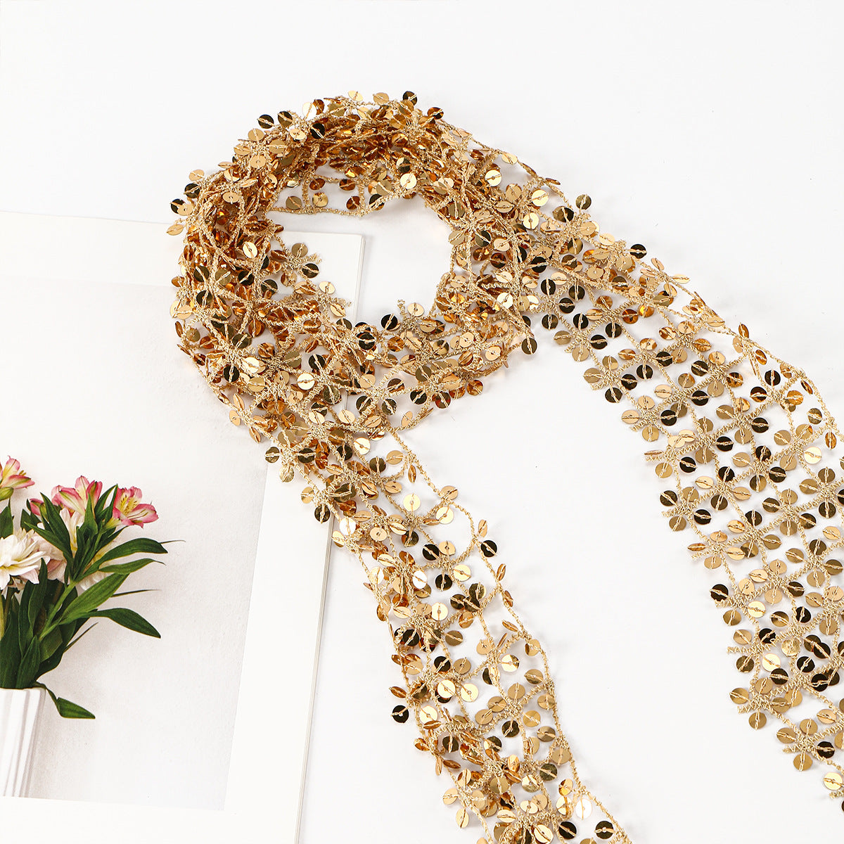 Sciarpa di paillettes traforata abbinabile a tutto con collana