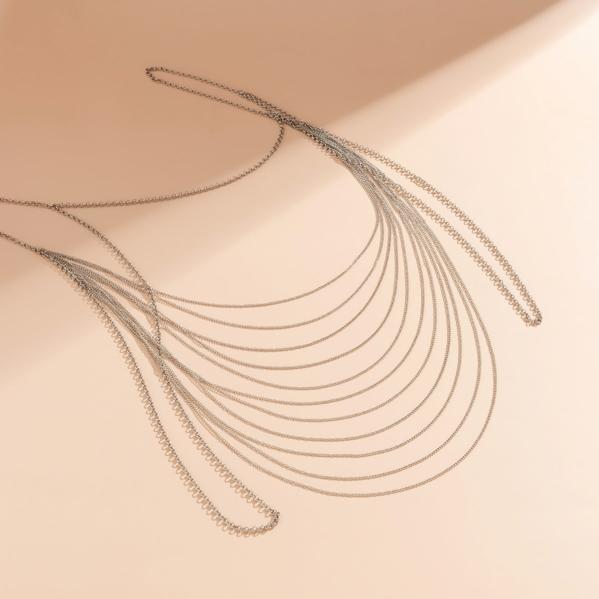 Svádivý kovový řetěz s třásněmi na zádech, tělový řetěz