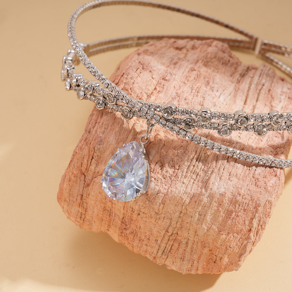 Collier double couche croisé en forme de goutte d'eau orné de strass en zircon