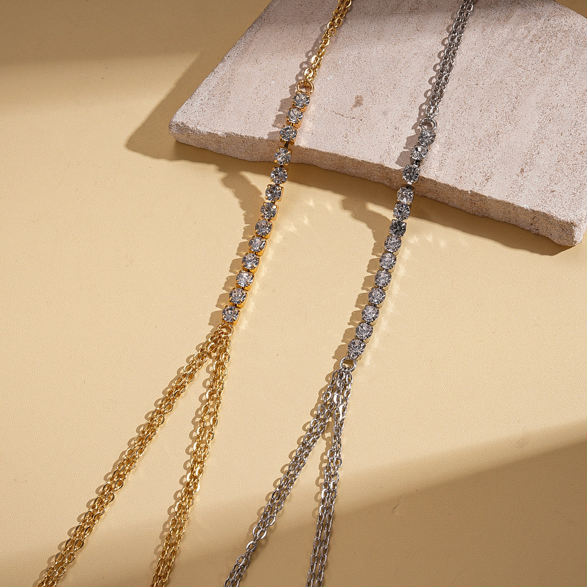 Collana a catena geometrica per il corpo con pietre luccicanti