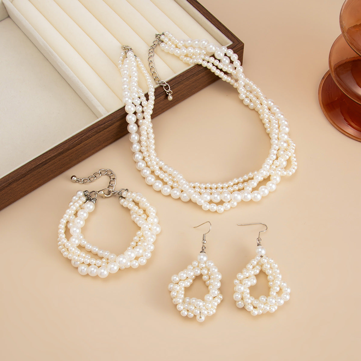 Collier minimaliste à plusieurs rangs perle torsadée