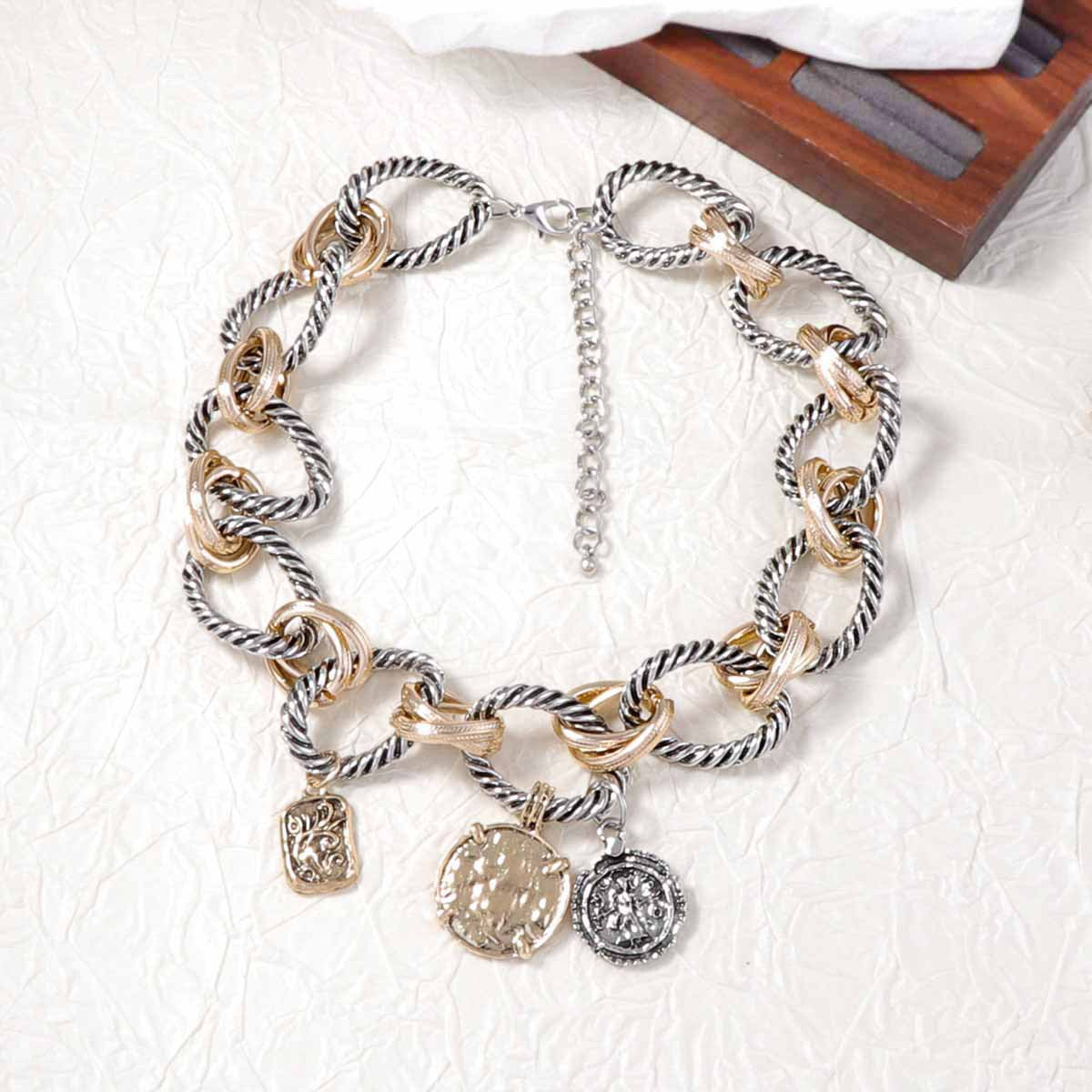 Collana con distintivo in lega a chiusura ad anello O