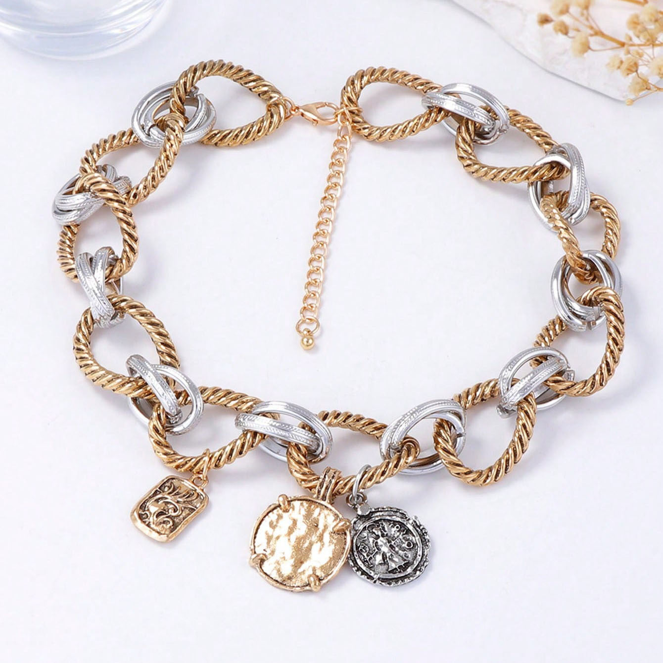 Collana con distintivo in lega a chiusura ad anello O