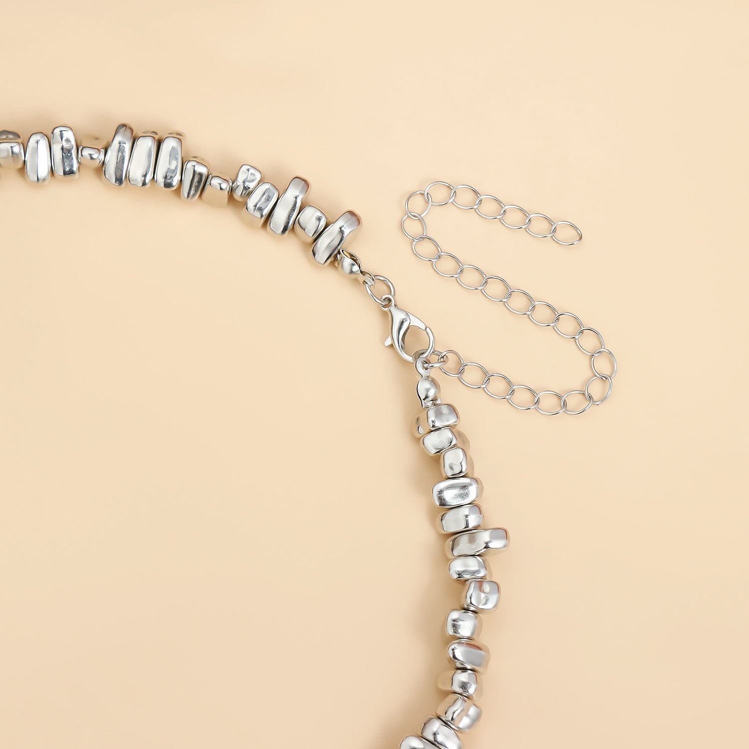 Collana elegante con nappine e perline irregolari intrecciate