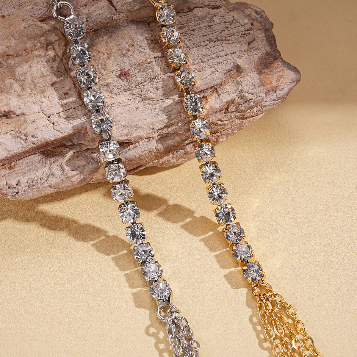 Collana a catena geometrica per il corpo con pietre luccicanti