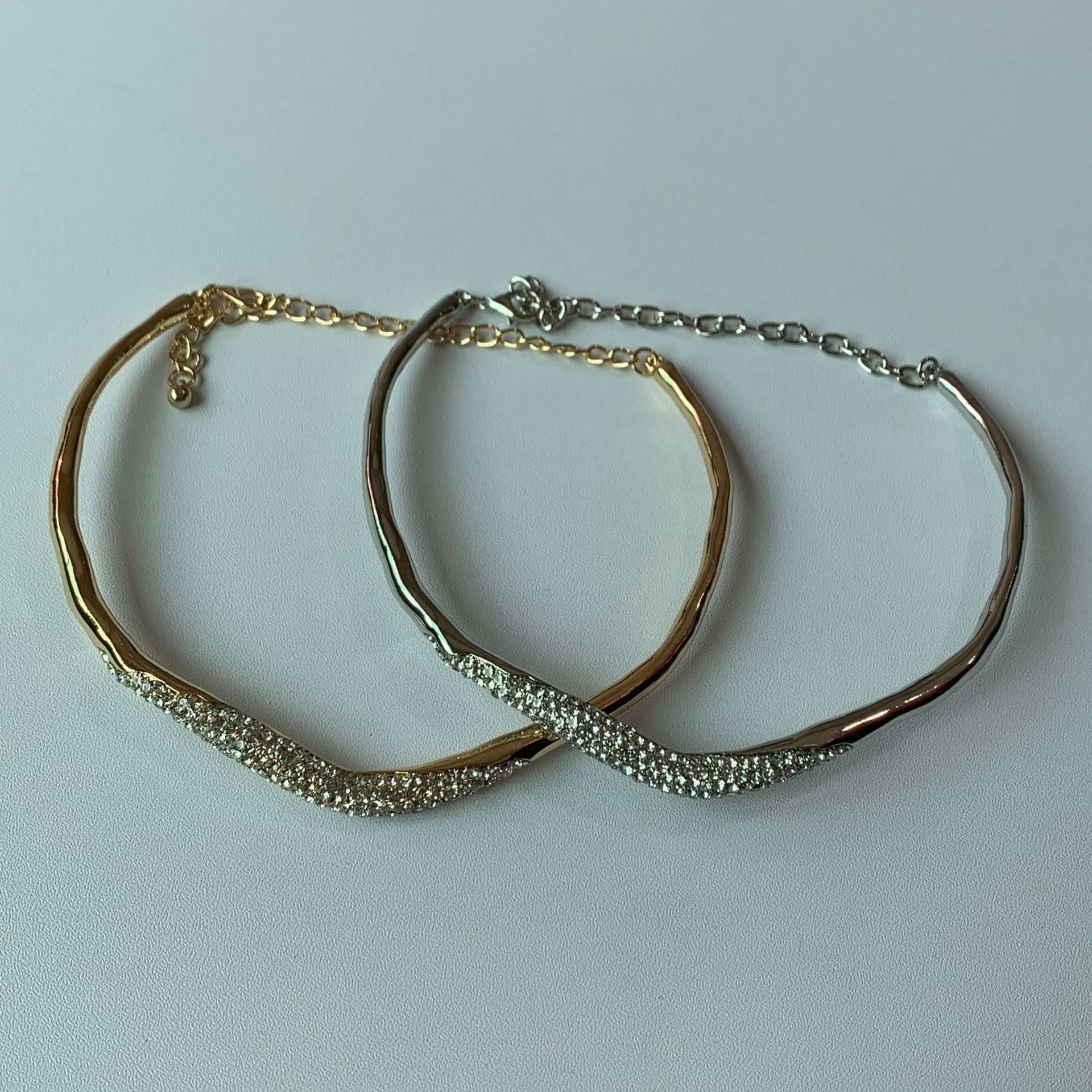 Collana irregolare in metallo minimale con pietre di lava scintillanti