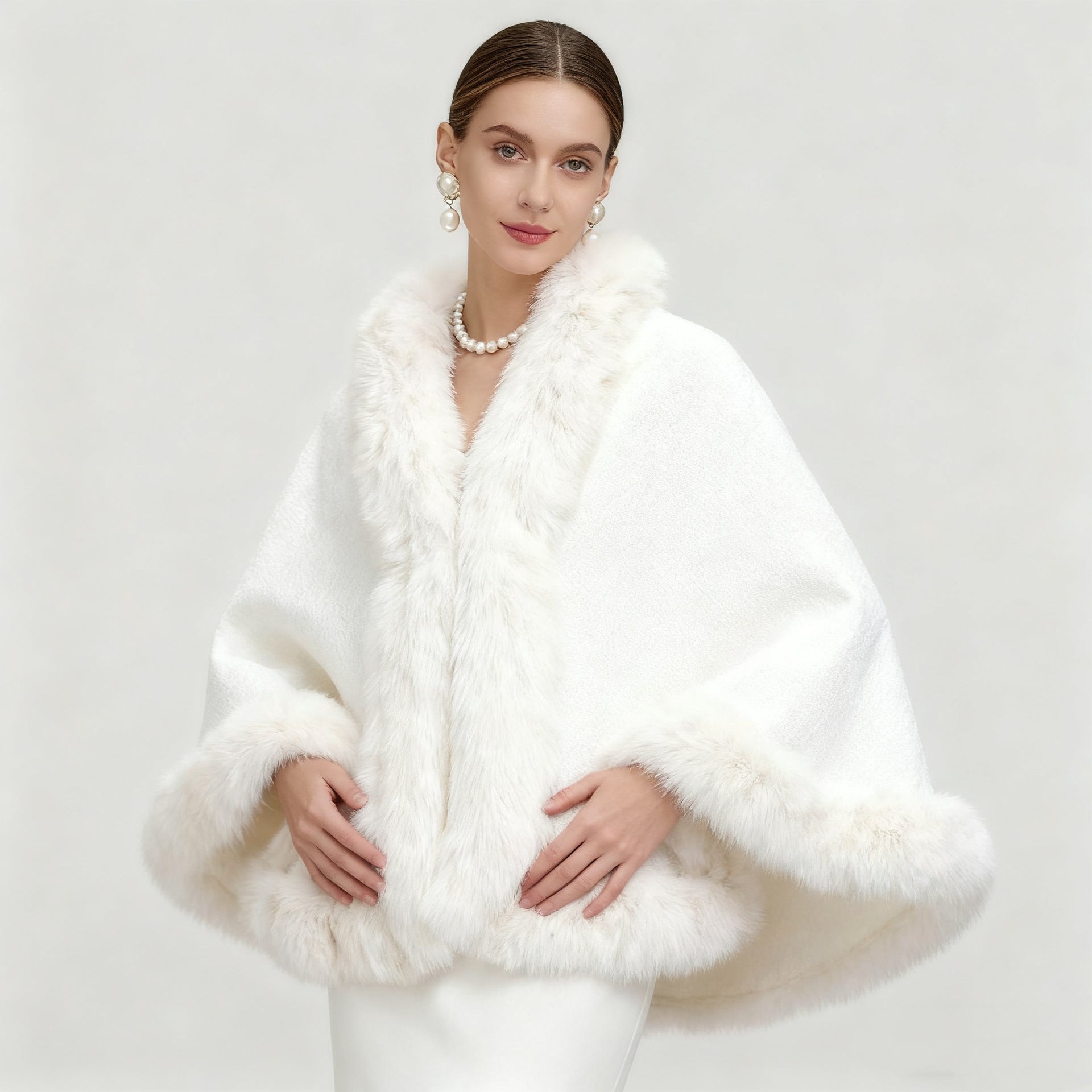 Capa Elegante Oversized com Painéis em Pelo Sintético