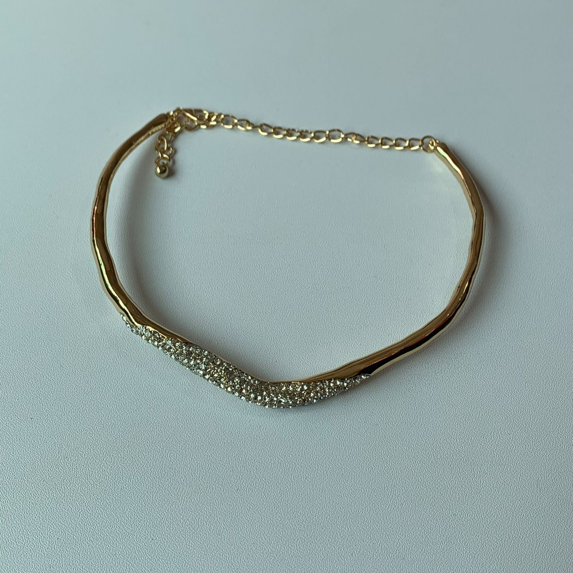 Collana irregolare in metallo minimale con pietre di lava scintillanti