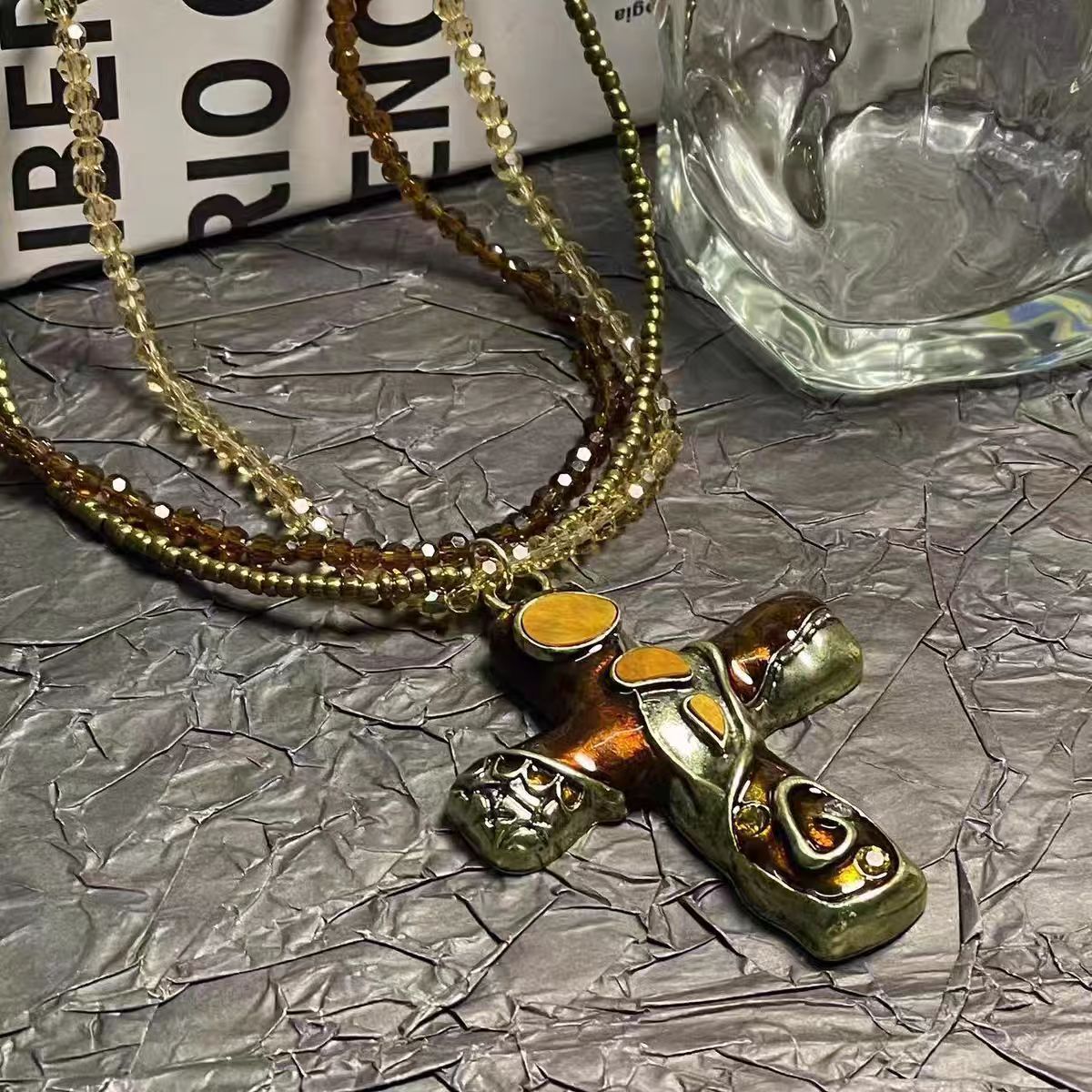 Collier à perles superposées Croix gothique