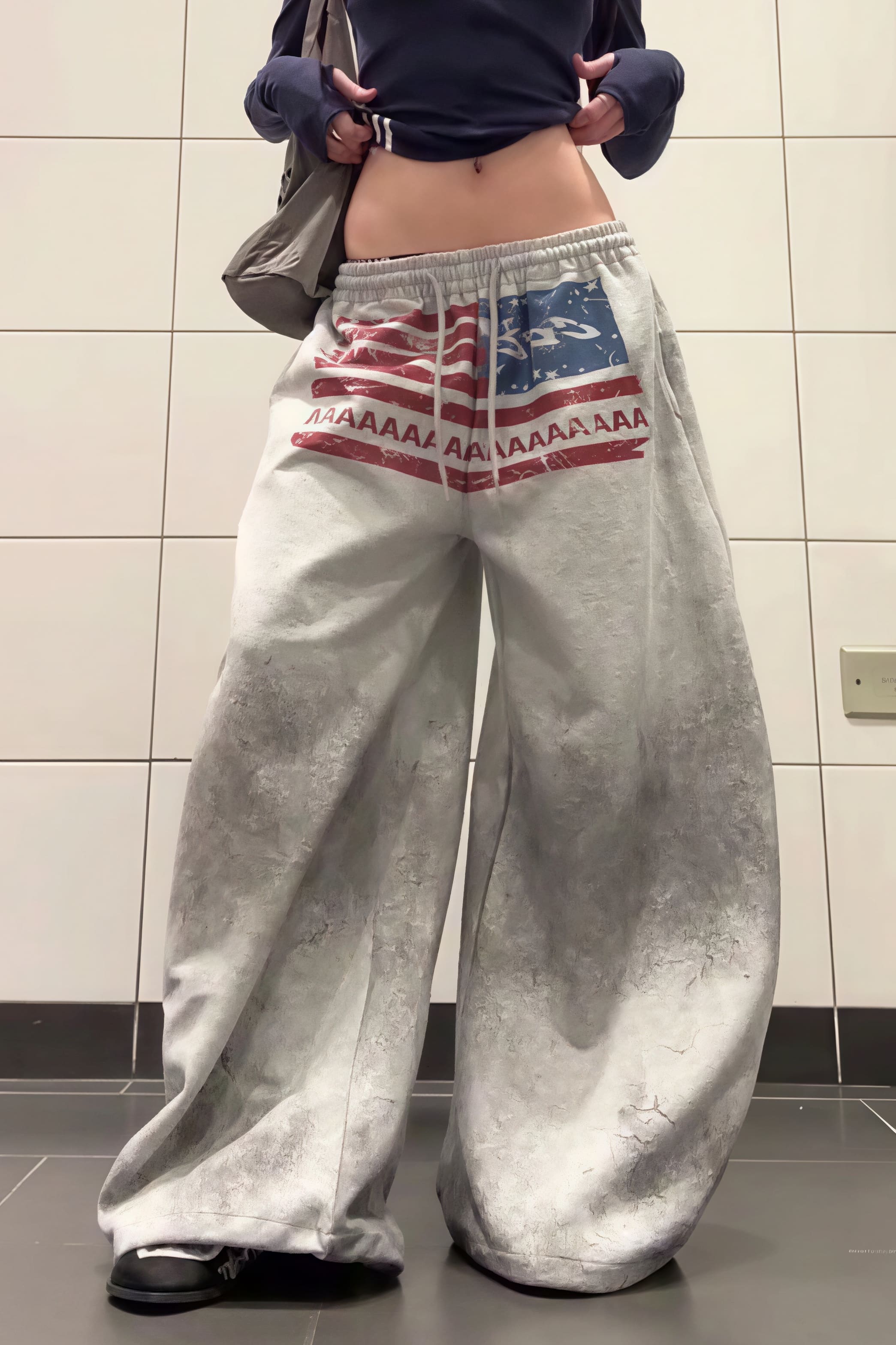 Pantaloni larghi grigi retrò con coulisse e stampa grafica