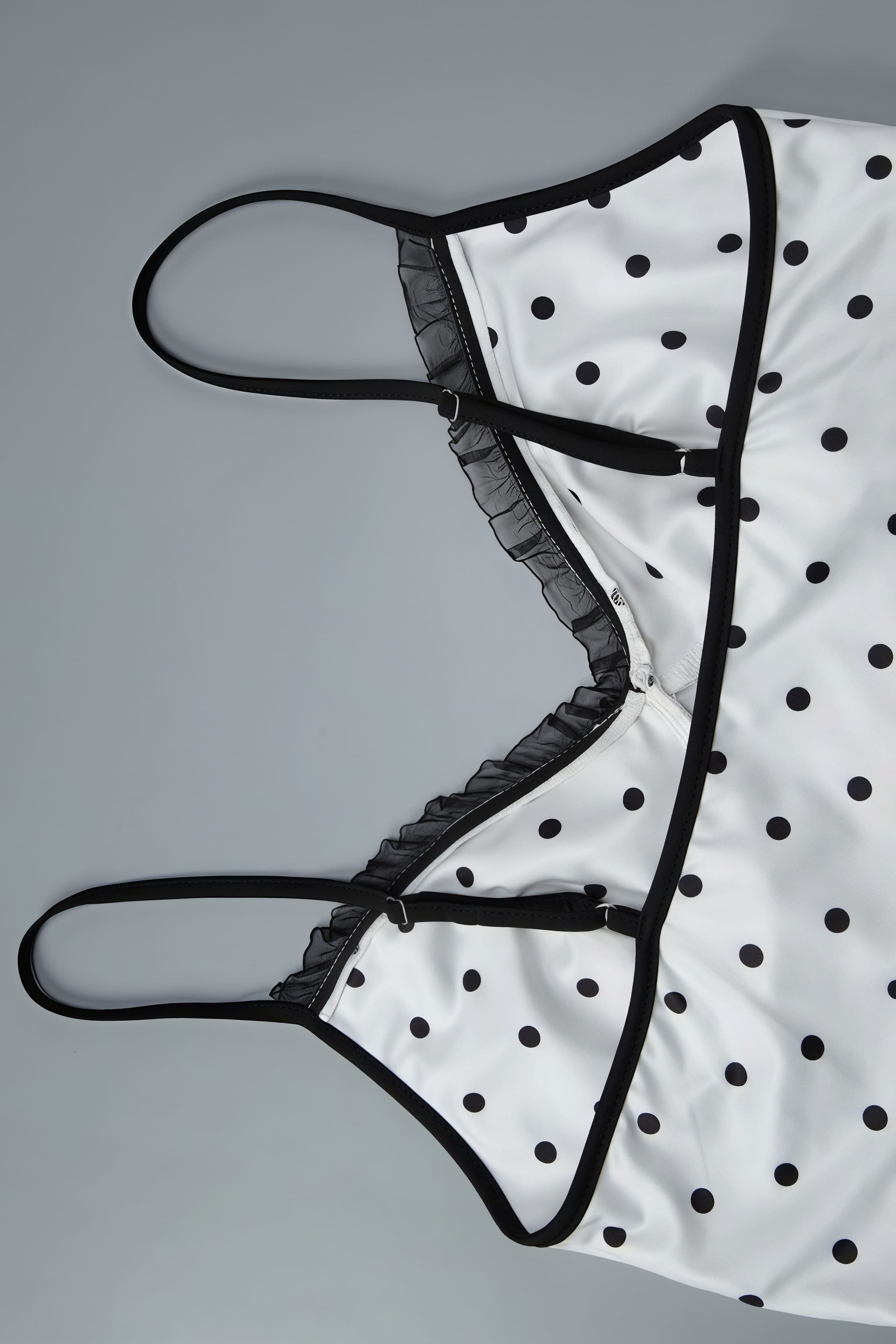 Ensemble jupe ajustée et caraco à pois séduisant