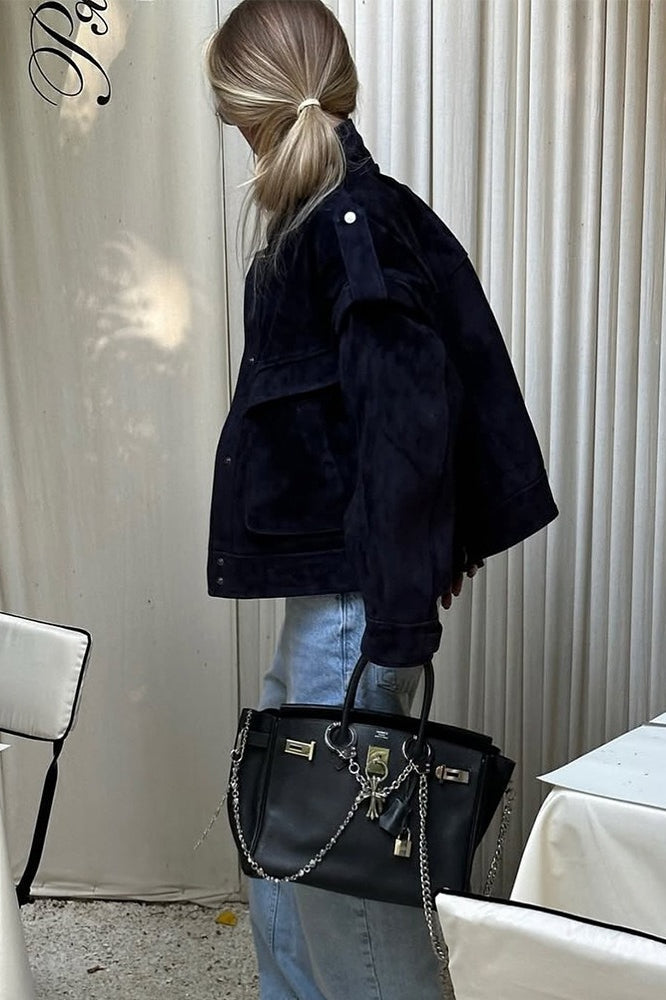 Bunda s kapsou z broušené kůže a širokými rameny