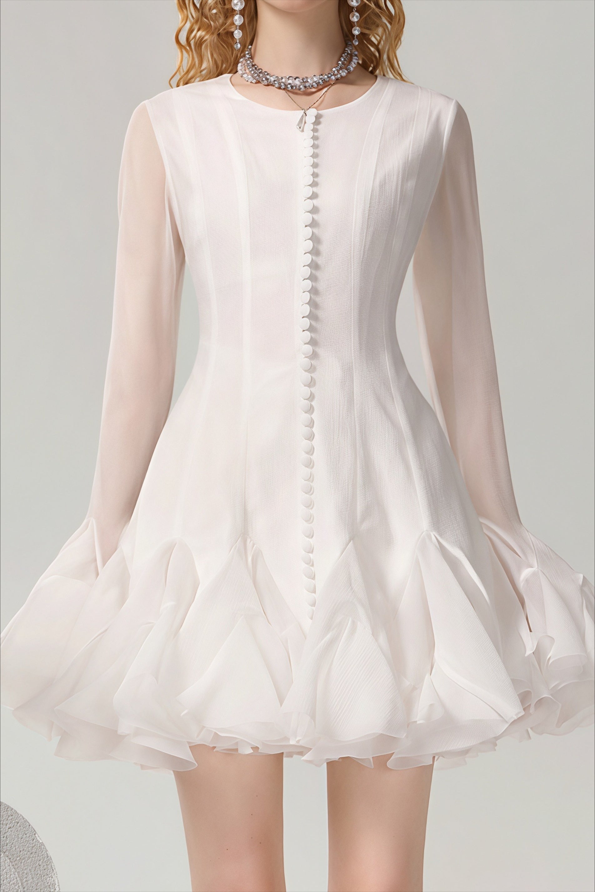 Elegantes Mini-Kleid mit Knöpfen, Rüschen und langen Puffärmeln