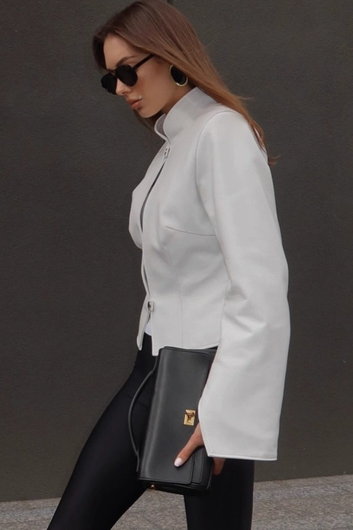 Lederjacke mit Stehkragen und tailliertem Schnitt