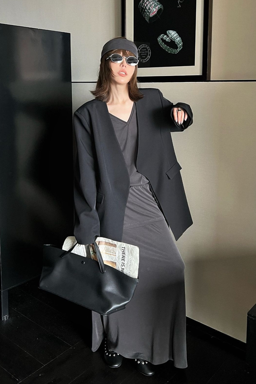 Přehnaně velké černé neformální sako