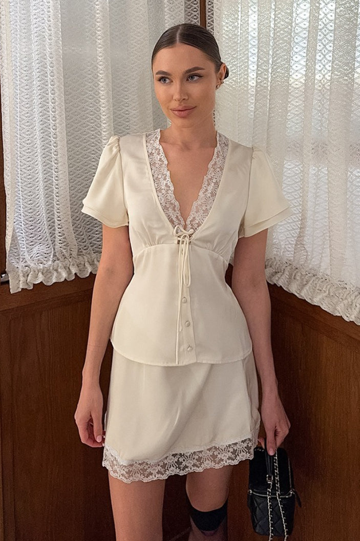 Ensemble jupe à nouer à la taille en dentelle satinée effet soie avec décolleté en V