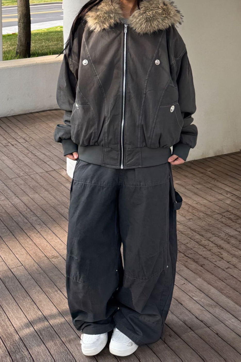 Veste courte noire matelassée avec col en fourrure