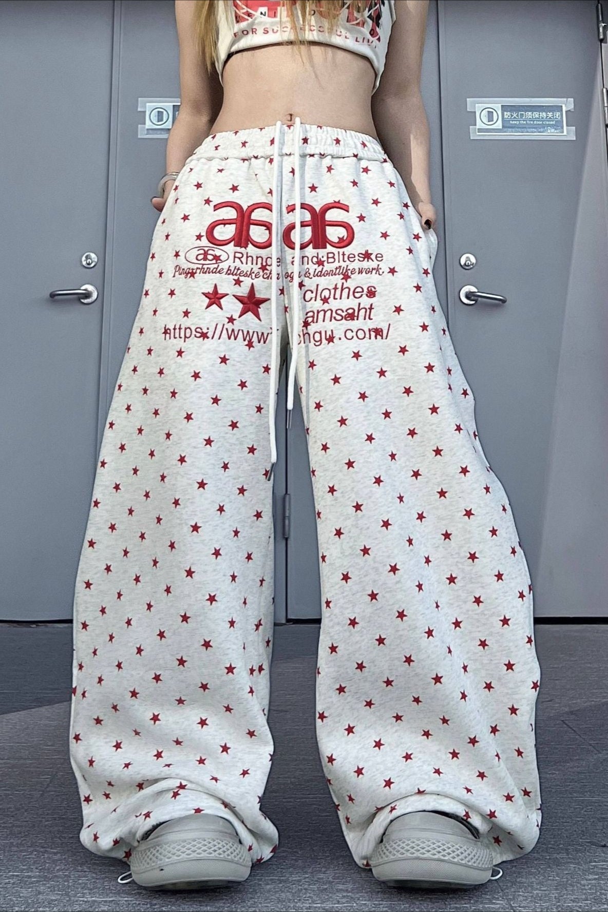 Pantalon ample en coton brodé d'étoiles et de lettres