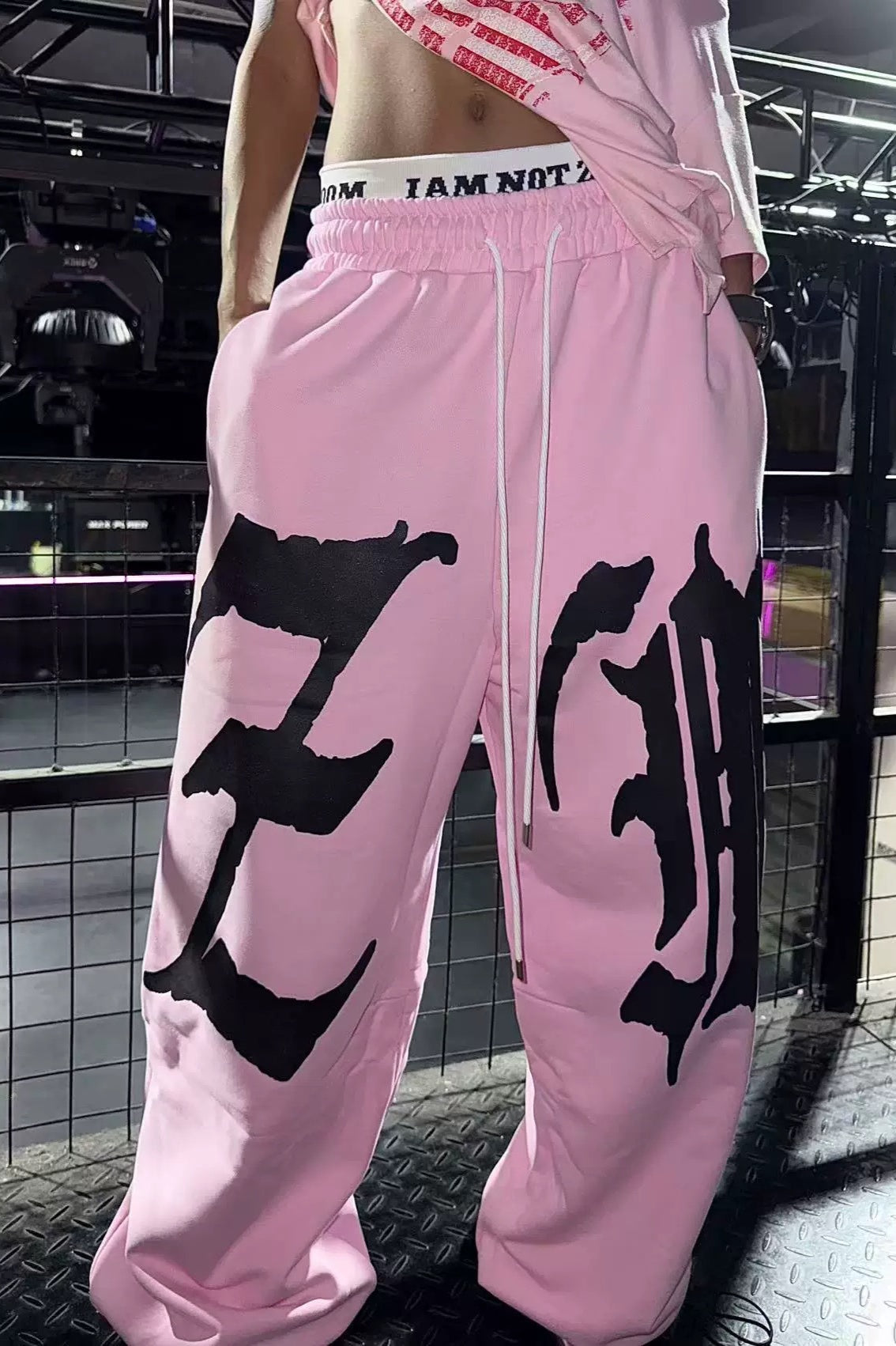 Volné tepláky s potiskem písmen a šňůrkou v pase, zakřivené