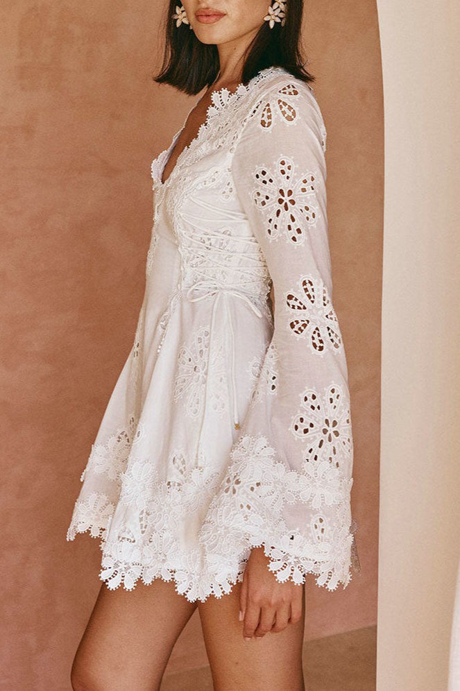 Eng anliegendes Minikleid mit Spitzenbesatz, langen Ärmeln und Bindeband