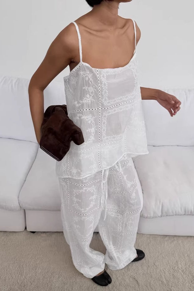 Conjunto suelto de dos piezas con lazo, bordado y recortes envolventes