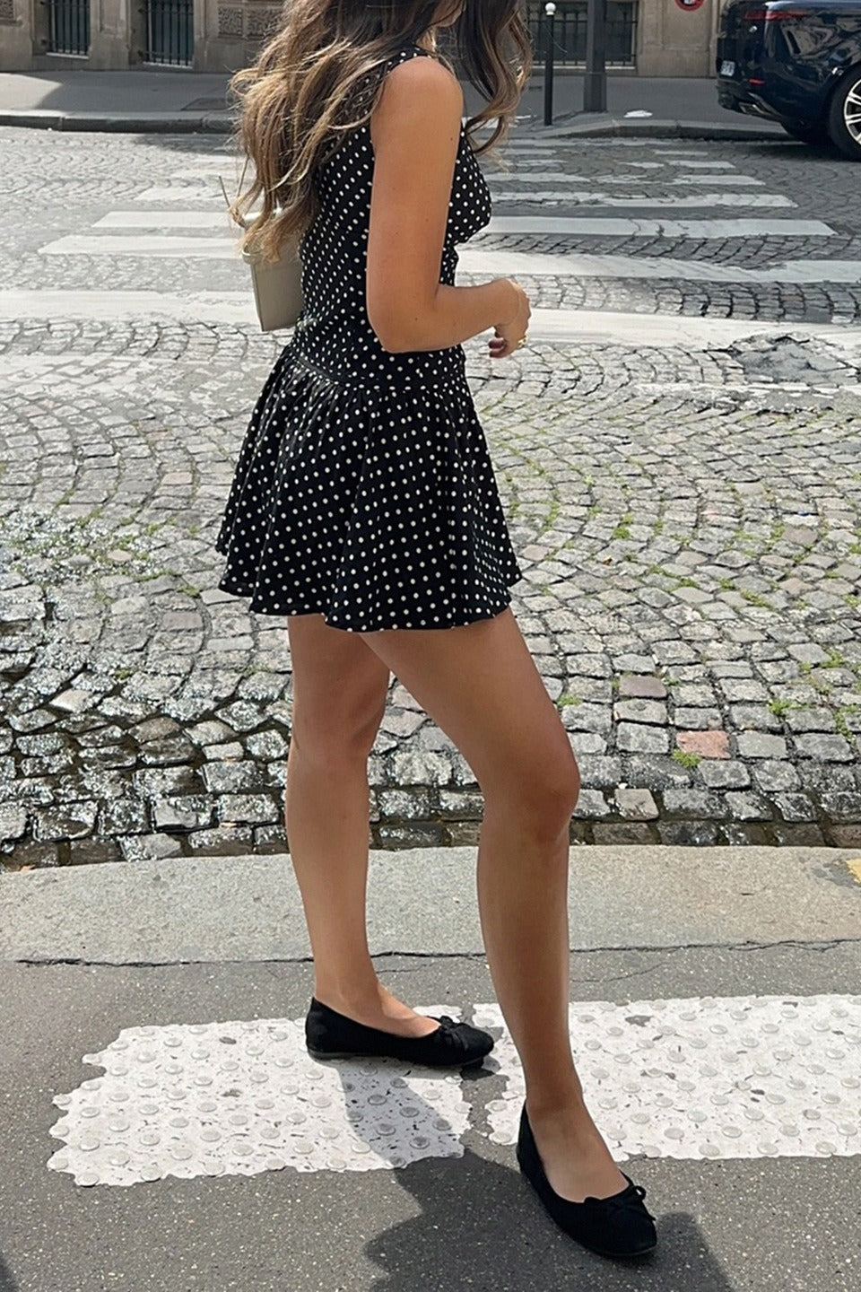 Abito aderente corto a pois cavi